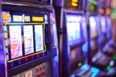 rpzzz Domino QQ table interface showing hand rankings and betting controls