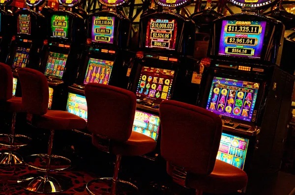 rpzzz Domino QQ tutorial showing hand progression and betting decisions